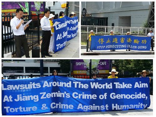 图1:反迫害十六周年,亚特兰大学员在市中心的CNN总部大楼旁,声援和传播“声援全球诉江大潮”,揭露江泽民犯下的“酷刑罪”、“反人类罪”和“群体灭绝罪”等十八宗罪。
