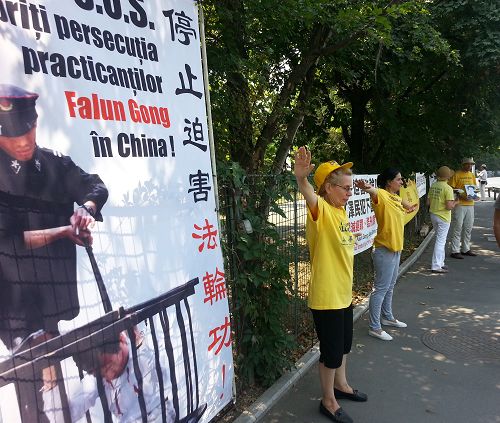 图1-2:法轮功学员在罗马尼亚中使馆前抗议中共迫害