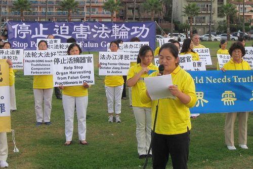 图3:原北京工业大学研究生任国贤讲述在中国遭受迫害的亲身经历,揭露江氏集团的罪恶。