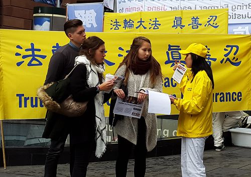 图1-4:澳洲民众签名支持制止中共“活摘”罪行