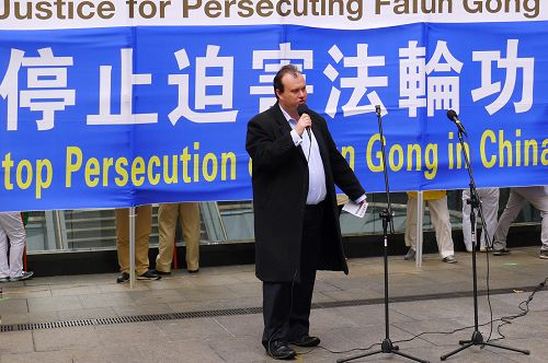 图6:帕拉玛塔市议员詹姆斯•肖(James Shaw)在集会上发言希望中国、澳洲政要参与捍卫、保护中国人权