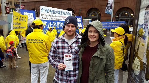 图8:青年人温尼(Vinnie Streater)和杰西卡(Jessica O'leary)在集会现场支持法轮功反迫害