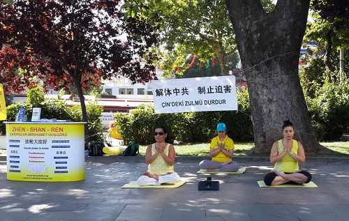 图1:七月十九日,土耳其的法轮功学员在Besiktas区民主纪念碑前设立真相点,向民众传播法轮功的真相。
