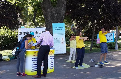 图2-3:过往民众驻足了解真相
