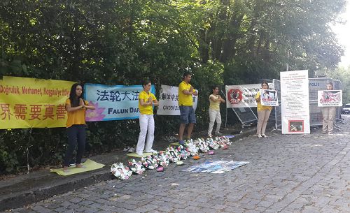 图4-5:七月二十日,土耳其的法轮功学员在中领馆前抗议,呼吁制止迫害和中共活摘法轮功学员器官的罪行。