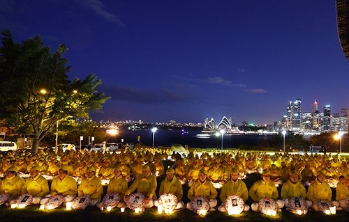 Vigil:悉尼法轮功学员在悉尼北岸著名的风景点Milsons Point的Bradfield Park举 行了烛光悼念纪念七・二零反迫害十六周年活动