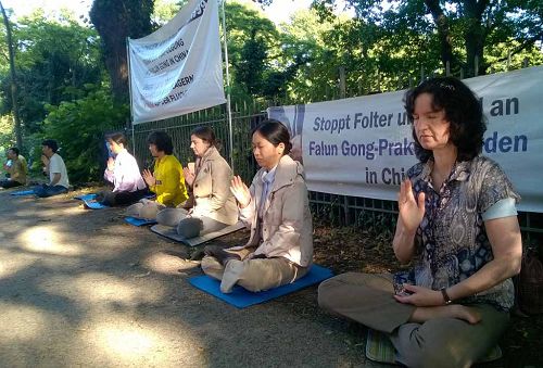 图:德国北部的法轮功学员于二零一五年七月二十日在汉堡中领馆前和平请愿,抗议和呼吁制止迫害。