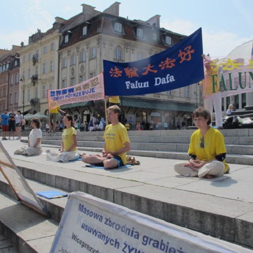 图2:七月二十二日,波兰法轮功学员在华沙老城举行讲真相活动,纪念“七•二零”。
