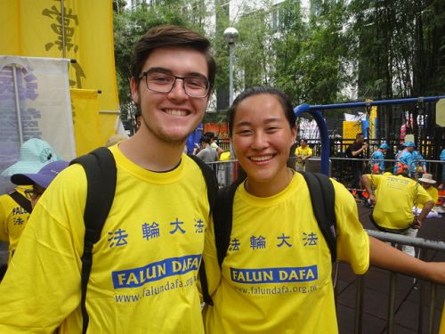 法轮功学员廖雨音(右)和支持法轮功的马里兰大学学生Philip Evich