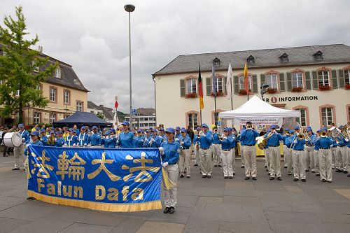 图1:天国乐团演奏