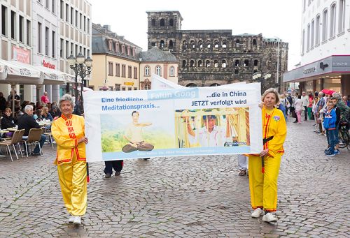 图2-4:法轮功学员游行队伍