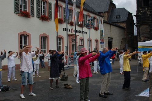 图5:法轮功学员演示功法