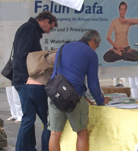 图6-7:世人听闻法轮功真相,签名反对迫害和活摘器官