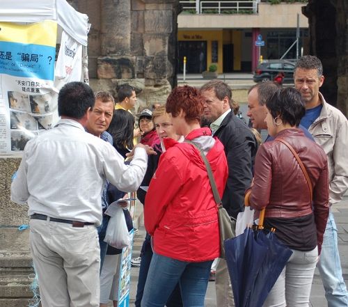 图8-10:人们驻足听法轮功详细讲述迫害事实