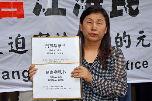 图6. 香港法轮功学员张洁举报江泽民,不单因为他罪恶滔天,也因为七十四岁的母亲上个月遭公安从家中抓走,目前仍被非法关押在济南市看守所。