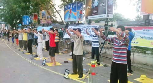 二零一五年七月二十五日,法轮功学员在印尼巴淡岛热闹的Penuin Batam举办反迫害、讲真相活动