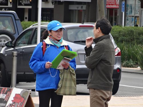与法轮功学员清心女士交谈后,胡先生退出中共团队组织