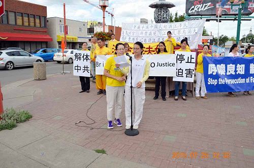 图4:埃德蒙顿法轮功学员陈女士在集会上发言