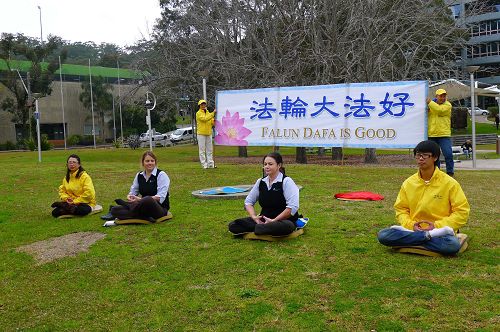 图5:有的民众现场学功。