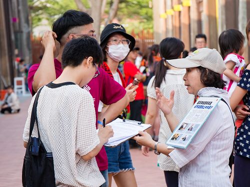 图3-4:高雄驳二艺术特区举办的大港开唱吸引各行业的人,他们了解活摘真相后签名谴责中共恶行。