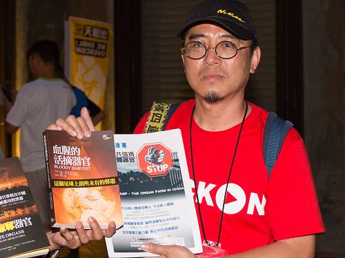 图5:大港开唱主办单位之一音乐人汤生(Tomas钟)了解真相后不止签名,还保留了一个摊位提供给《制止在中国的活摘器官海报展》。