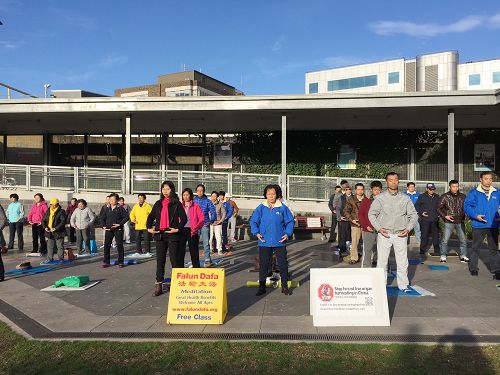 图1-2:法轮功学员在悉尼华人聚集地赫斯维尔(Hurstville)展示五套功法