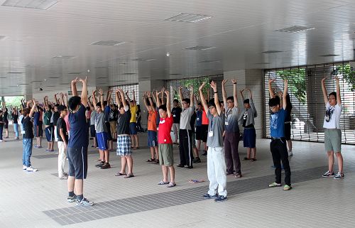 图2-4:青年学子们清晨集体炼功