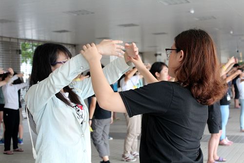 图5:队辅在晨炼时教功及纠正炼功动作