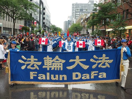 图1-4:法轮功学员组成的天国乐团以及法轮功方阵,作为国庆游行阵的头阵,参加了今年蒙特利尔的加拿大国庆游行