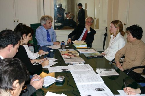 2004年12月16日下午5点,法国法轮大法协会与法国大律师William Bourdon(后左)和比利时大律师 Georges-Henri Beauthier(后右)在William Bourdon在巴黎的律师事务所召开记者会,介绍法国预审法官要求中国有关当局配合调查李岚清和孙家正在迫害法轮功当中所犯罪行。多家大媒体到场采访。