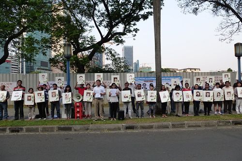 法轮功学员在雅加达中共使馆前举行集会,声援中国数万人控告江泽民