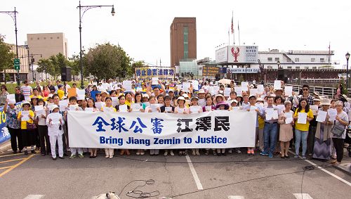 图1:多位纽约法轮功学员展示自己控告迫害元凶江泽民的诉状。