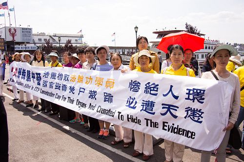 图2-3:纽约法轮功学员中领馆前声援中国大陆法轮功学员控告迫害元凶江泽民