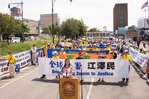 图4:全球退党服务中心主席易蓉在集会上发言