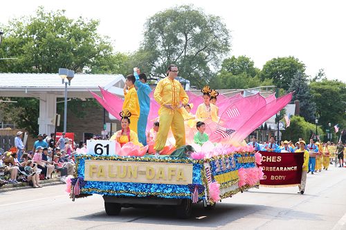 图3:法轮功学员制作的莲花花车