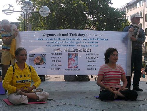 法轮功学员在德国科隆大教堂前举办活动,传播真相