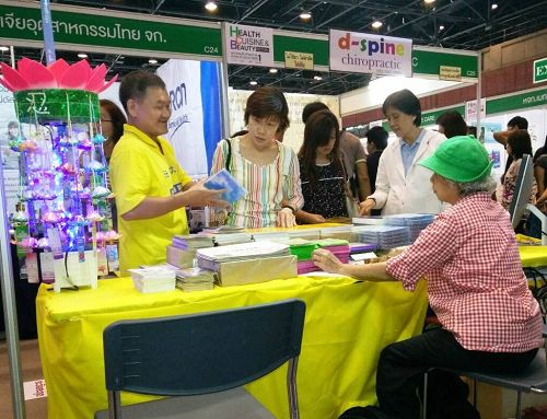 图1-2:泰国法轮功学员在健康美食与美容节设立展位,向民众传播法轮功的美好,并揭露中共对法轮功学员的残酷迫害,不少民众前来了解真相。