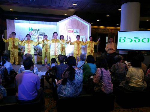 图5:活动主办方并安排了法轮功学员在舞台上演示功法,吸引了观众的目光,并有的观众在台下跟学功法的动作。