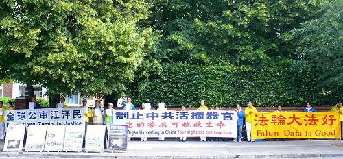 图:爱尔兰法轮功学员来到中使馆门前,声援大陆以及海外法轮功学员起诉迫害首恶江泽民的大潮