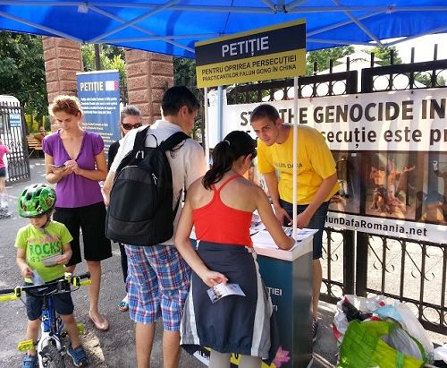 图:罗马尼亚民众签名支持法轮功反迫害