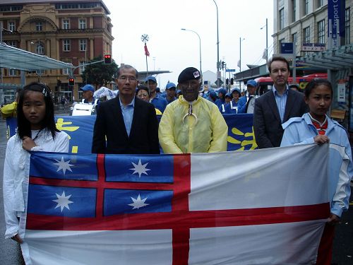 Amato酋长在二零零九年二月二十三日,参加法轮功学员在奥克兰商业中心皇后街游行