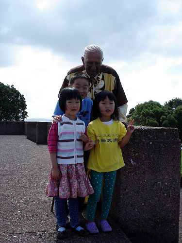 二零一五年初,Amato酋长在属地奥克兰著名地标和旅游景点Mission Bay 山上与参加集体炼功的大法小弟子合影