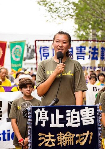 二零一五年七月二十日中午,法轮功学员在纽约联合国总部门前举行集会,呼吁国际社会制止中共对法轮功的残酷迫害。智滢真参加并发言。