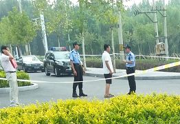 当事人文杰的弟弟文超,从老家黑龙江赶来,迟到了十几分钟,警察说什么也不让进入旁听。