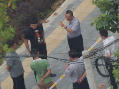 一大早,国保大队长石连东(中)在布置任务,教导员乔春江(右一)、副队长刘勇(右二)、孟海宏(左一),李伟(穿绿上衣)、曹爱博(穿黑上衣)。
