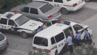公诉人芮爽(右一)申倩芳(右二)检方书记员王朝阳(左一),庭审结束上车。