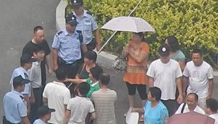 610头目国立臣(左边张嘴者)嚣张的说:“你算老几?!你管我是谁?!”