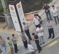 乔春江(中间穿白半袖手捂嘴者)、曹爱博(拿录像机一身黑)、小胖子(拿录像机白背心)、司机(左一)