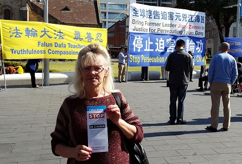 图解:舞蹈家林恩•查利斯(Lyn Challis)女士:希望联合国和澳洲政府给予支持,尽快制止这个残酷迫害。