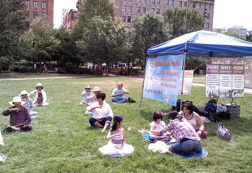 来自宾州兰卡斯特的六岁女孩(前排右二)与其妈妈(前排右一),以及来自墨西哥、现住佛罗里达州的凯特(二排右一),正在学炼静功打坐。后排右一是以前学过功的约翰再次前来学炼功法。